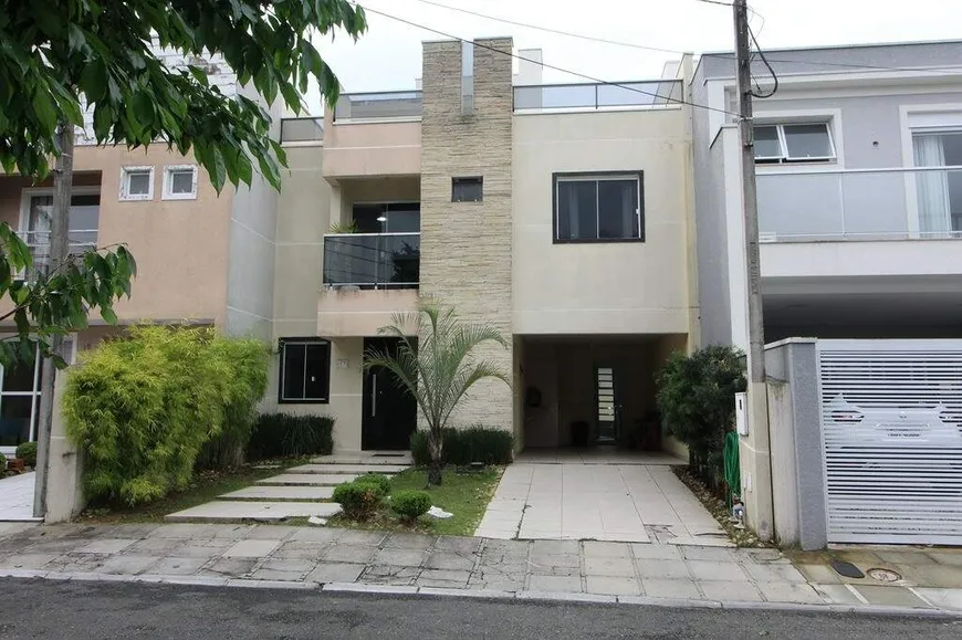 Foto 1 de Sobrado com 4 Quartos à venda, 197m² em Uberaba, Curitiba