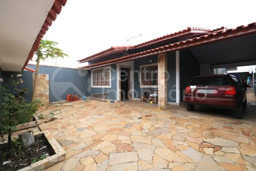Foto 1 de Casa com 3 Quartos à venda, 200m² em Estancia Sao Jose, Peruíbe