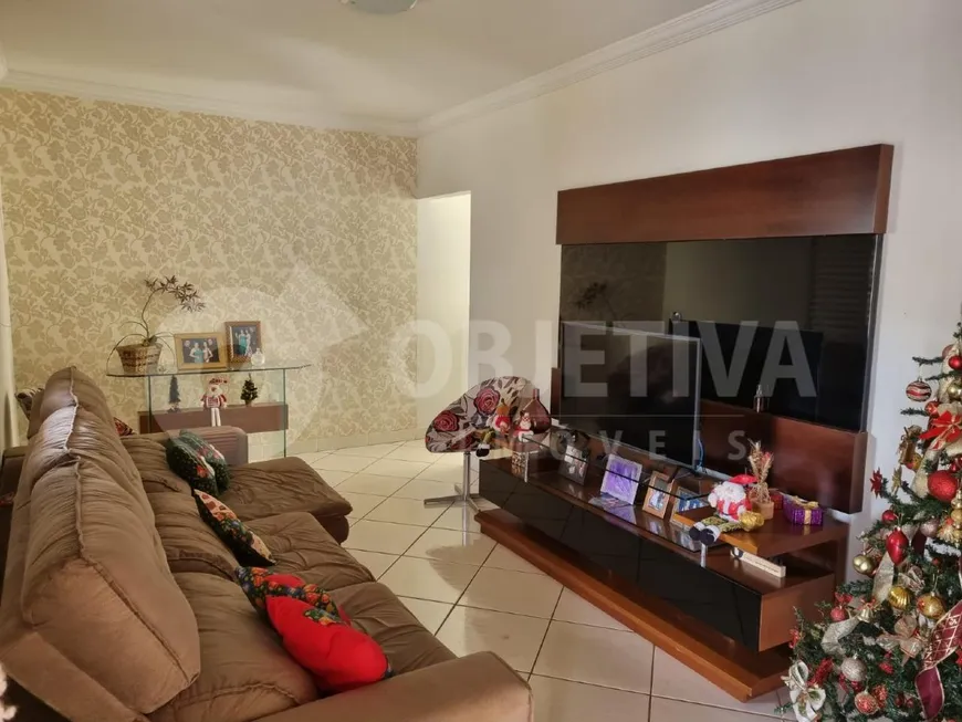 Foto 1 de Casa com 3 Quartos à venda, 174m² em Presidente Roosevelt, Uberlândia