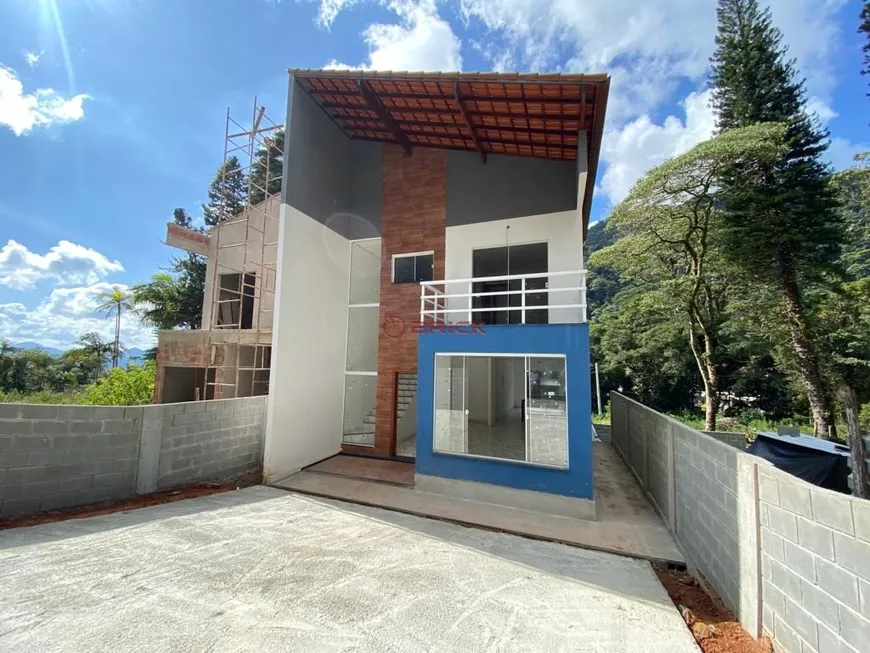 Foto 1 de Casa com 4 Quartos à venda, 219m² em Granja Guarani, Teresópolis