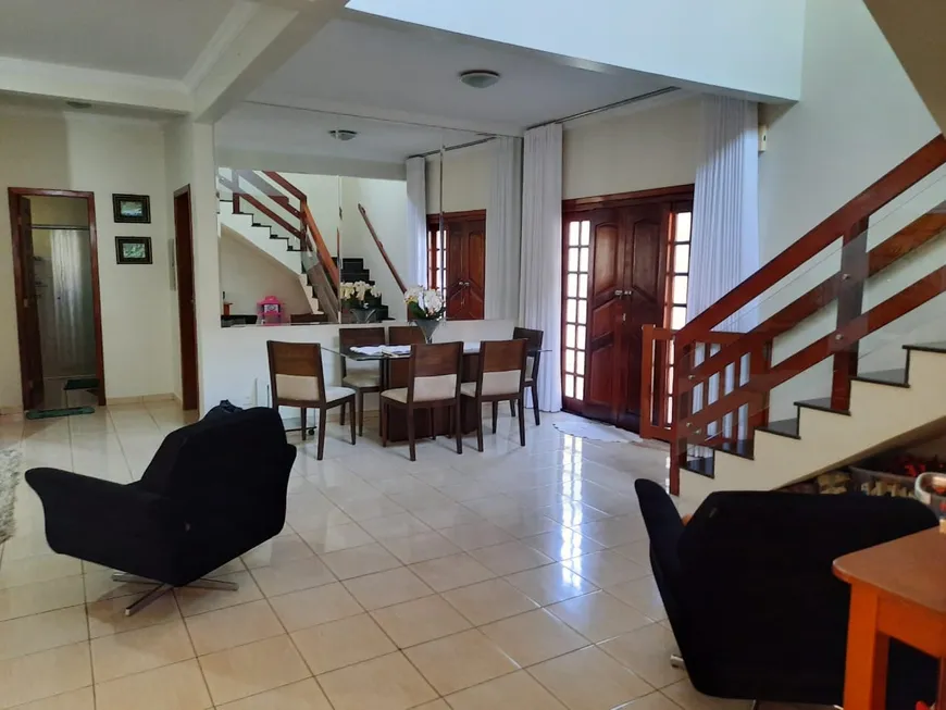 Foto 1 de Sobrado com 4 Quartos à venda, 270m² em Santa Marta, Cuiabá
