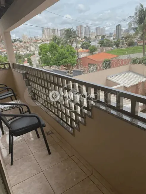 Foto 1 de Sobrado com 4 Quartos à venda, 286m² em Vigilato Pereira, Uberlândia