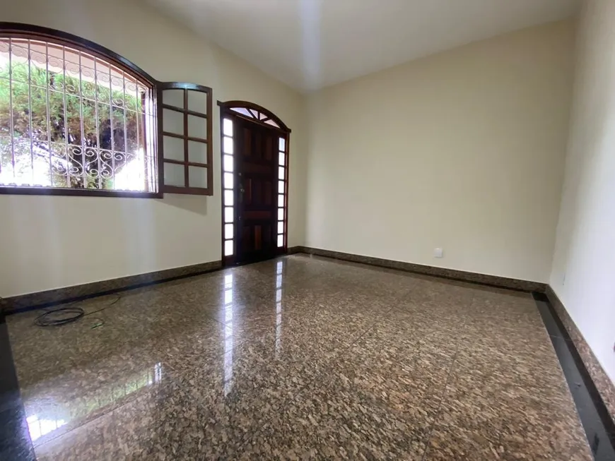 Foto 1 de Casa com 4 Quartos à venda, 249m² em Santa Mônica, Belo Horizonte