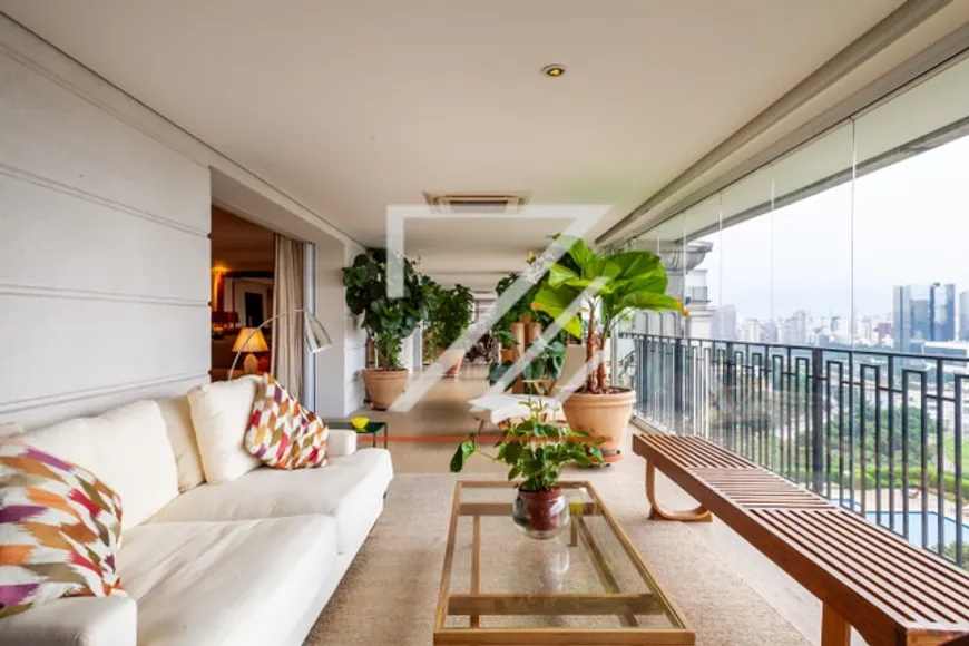 Foto 1 de Apartamento com 2 Quartos para alugar, 300m² em Cidade Jardim, São Paulo