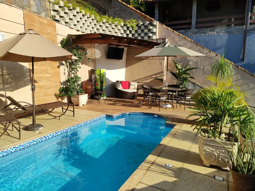 Foto 1 de Casa com 3 Quartos à venda, 300m² em Cascatinha, Petrópolis