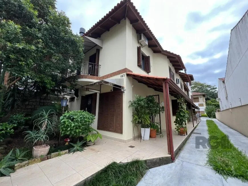 Foto 1 de Casa de Condomínio com 2 Quartos à venda, 109m² em Teresópolis, Porto Alegre