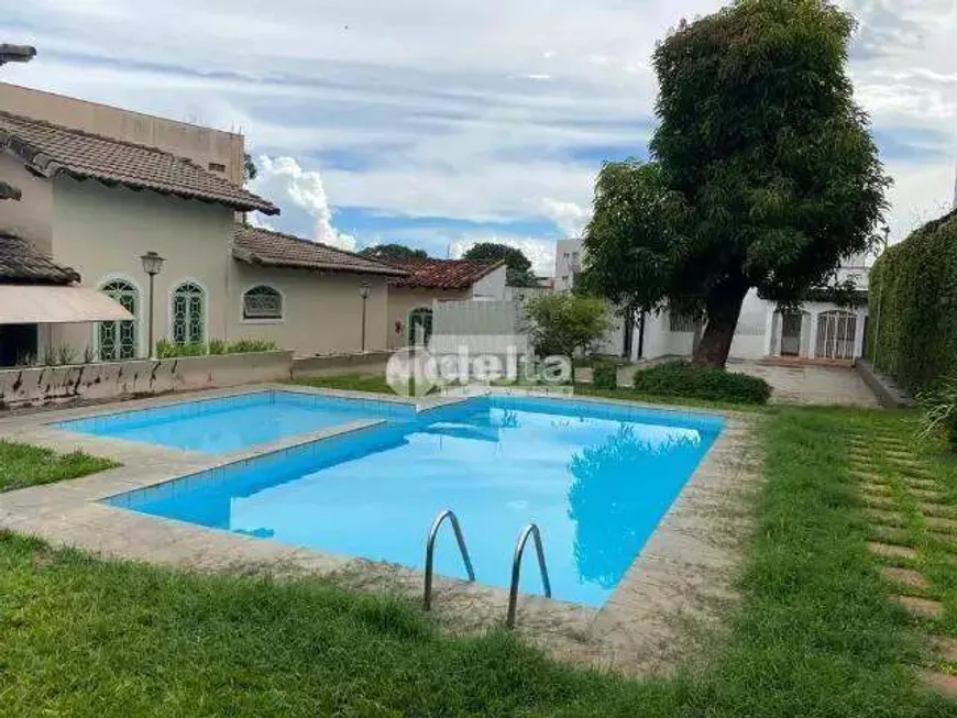 Foto 1 de Casa com 3 Quartos para alugar, 300m² em Osvaldo Rezende, Uberlândia