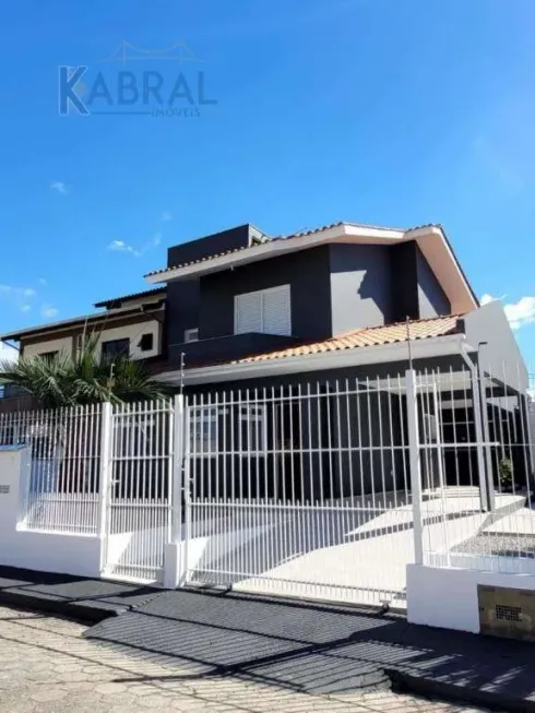 Foto 1 de Casa com 3 Quartos para alugar, 141m² em Centro, Palhoça