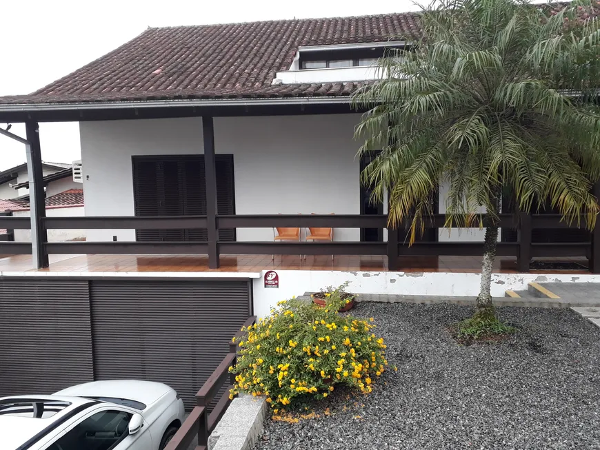 Foto 1 de Sobrado com 4 Quartos à venda, 250m² em Floresta, Joinville