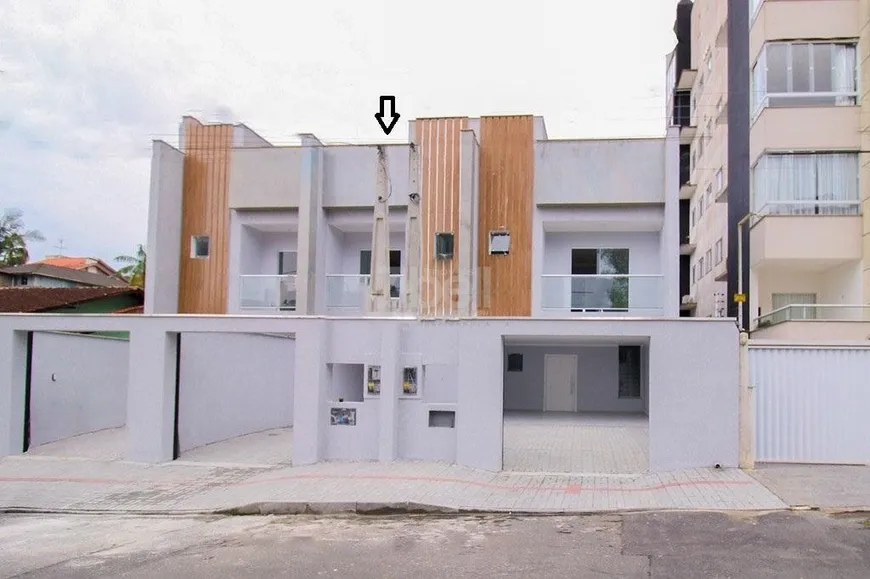 Foto 1 de Sobrado com 3 Quartos à venda, 186m² em Costa E Silva, Joinville