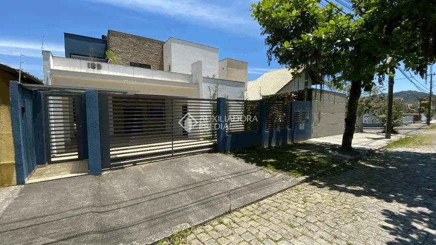 Foto 1 de Casa com 4 Quartos à venda, 200m² em Saguaçú, Joinville