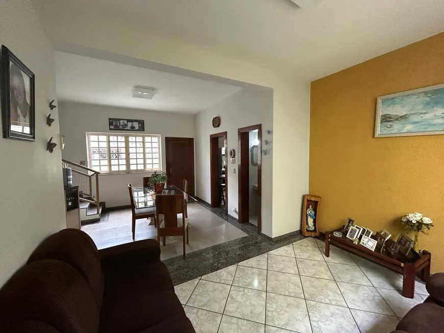 Foto 1 de Sobrado com 5 Quartos à venda, 236m² em Papavento, Sete Lagoas