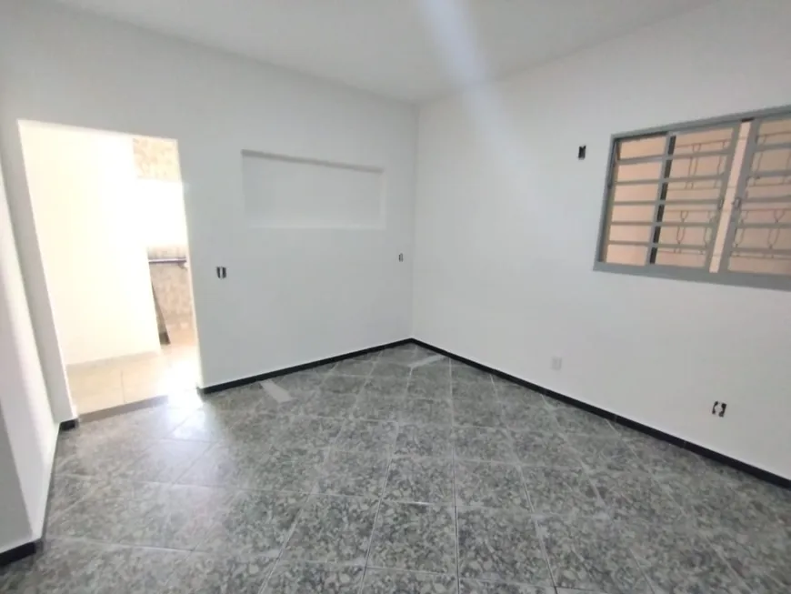 Foto 1 de Casa com 2 Quartos para alugar, 45m² em Tirol, Belo Horizonte