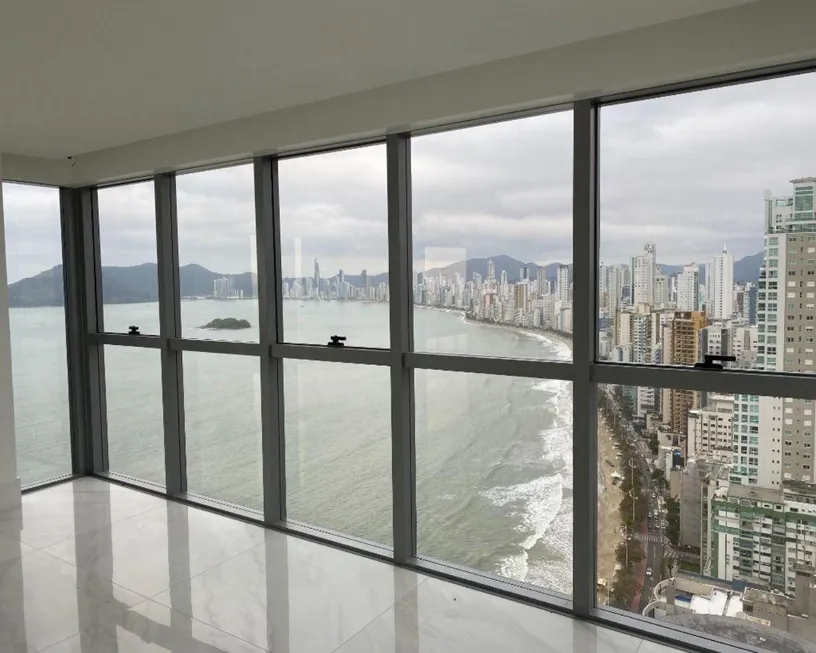 Foto 1 de Apartamento com 4 Quartos à venda, 215m² em Centro, Balneário Camboriú