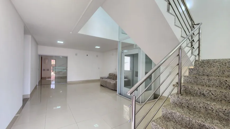 Foto 1 de Casa de Condomínio com 4 Quartos para alugar, 320m² em Jardins Madri, Goiânia