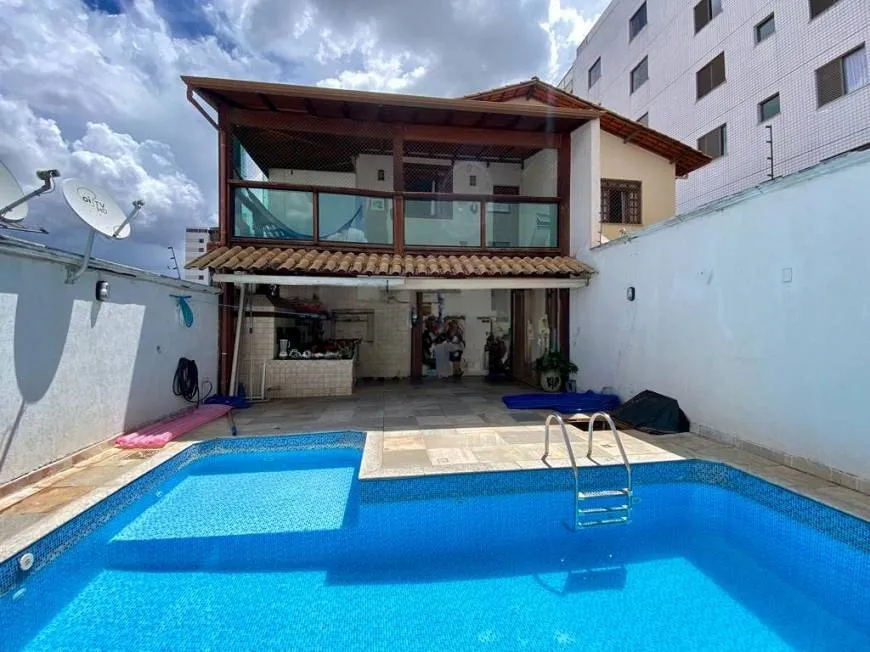 Foto 1 de Casa com 3 Quartos à venda, 210m² em Castelo, Belo Horizonte