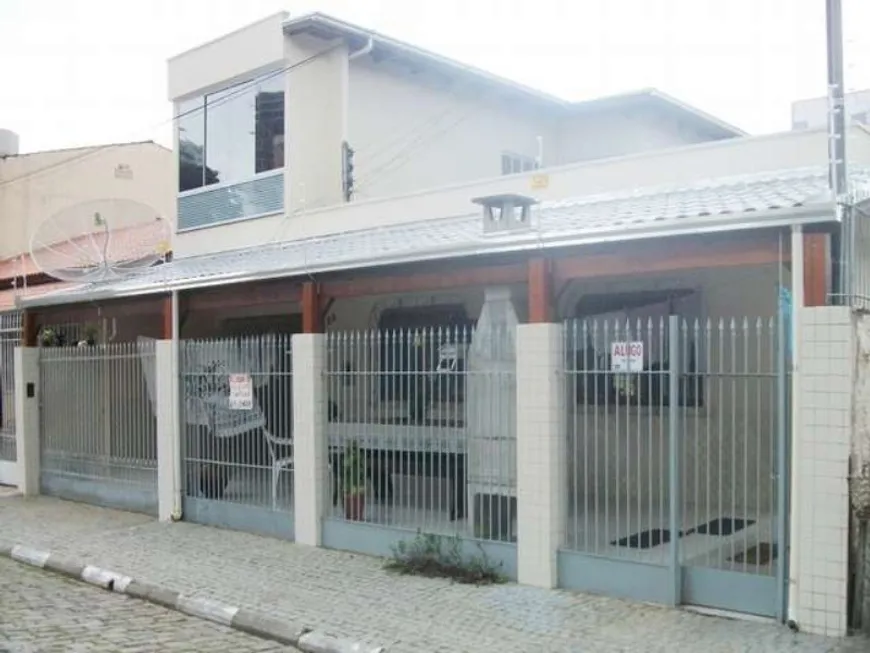 Foto 1 de Casa com 3 Quartos para alugar, 59m² em Centro, Balneário Camboriú