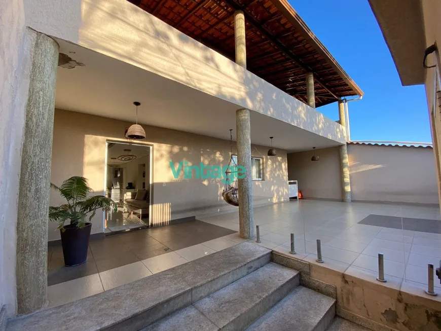 Foto 1 de Casa com 3 Quartos à venda, 200m² em Monte Castelo, Contagem