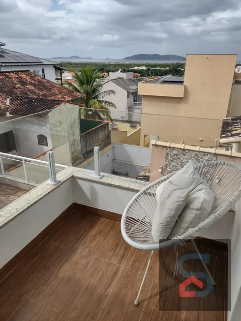 Foto 1 de Casa de Condomínio com 4 Quartos à venda, 57m² em Jardim Pero, Cabo Frio