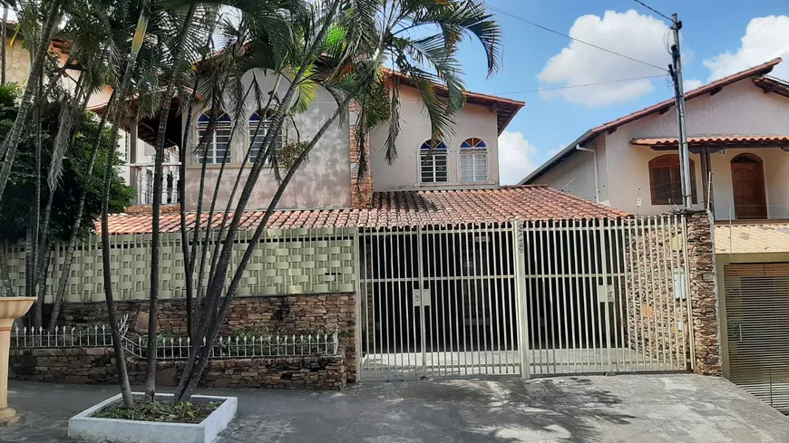 Foto 1 de Casa com 4 Quartos à venda, 239m² em Rio Branco, Belo Horizonte