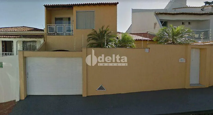 Foto 1 de Casa com 4 Quartos para alugar, 400m² em Tabajaras, Uberlândia