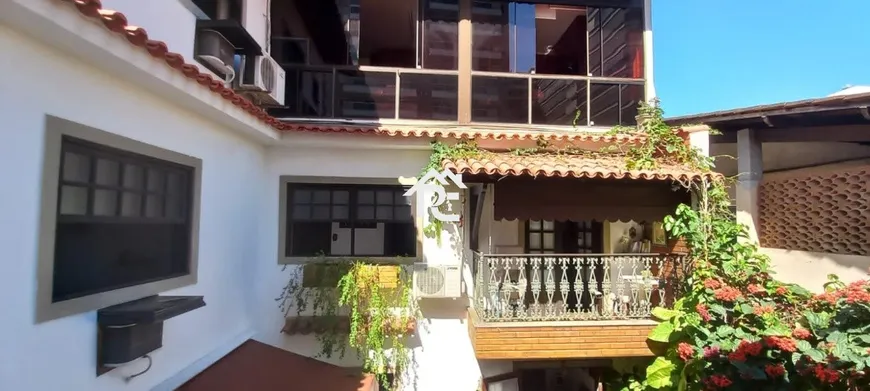 Foto 1 de Casa com 6 Quartos à venda, 225m² em Santa Rosa, Niterói