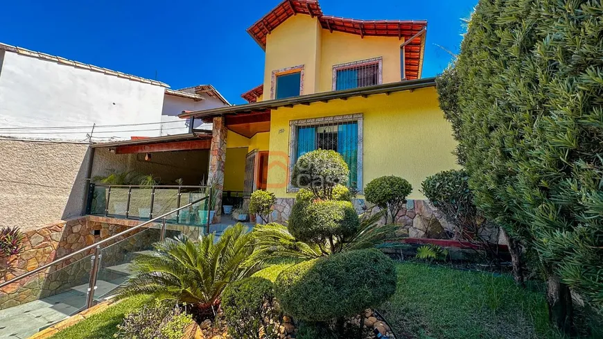 Foto 1 de Casa com 3 Quartos à venda, 239m² em Santa Branca, Belo Horizonte