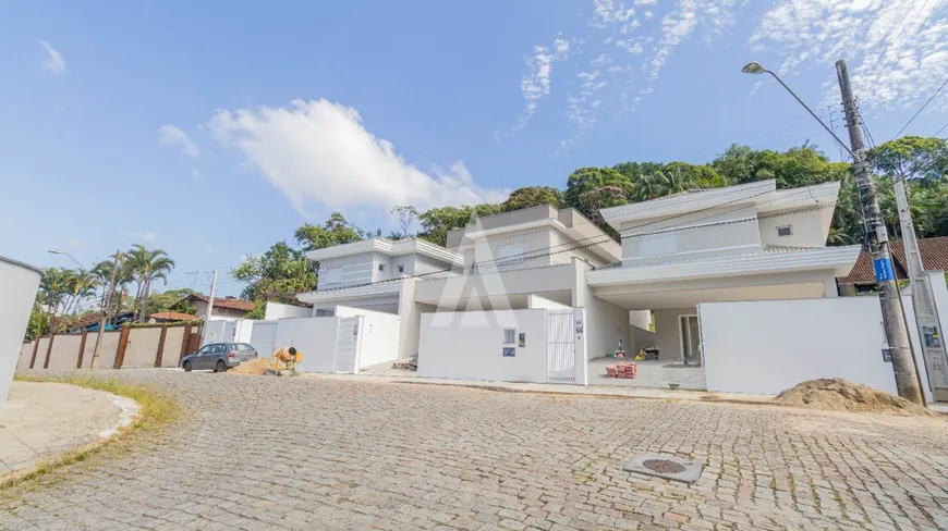 Foto 1 de Sobrado com 4 Quartos à venda, 255m² em Atiradores, Joinville