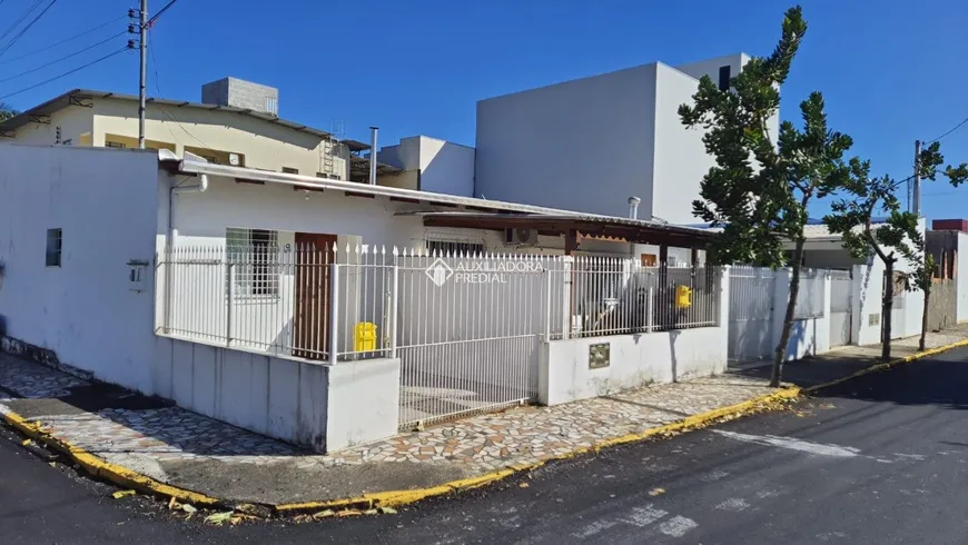 Foto 1 de Casa com 4 Quartos à venda, 200m² em Centro, Camboriú