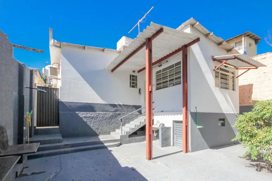 Foto 1 de Casa com 3 Quartos à venda, 350m² em Setor Aeroporto, Goiânia