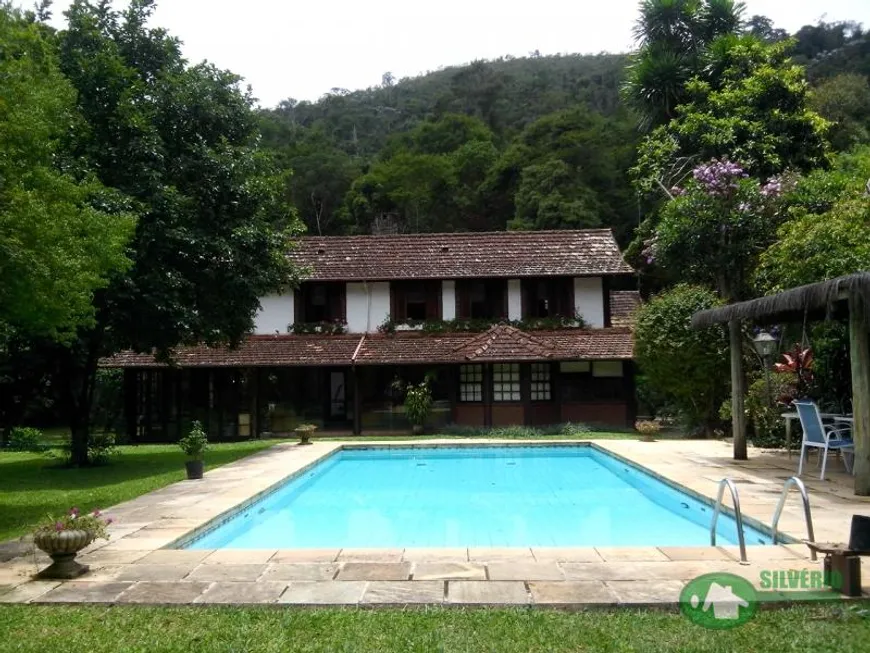 Foto 1 de Casa com 6 Quartos à venda, 606m² em Carangola, Petrópolis