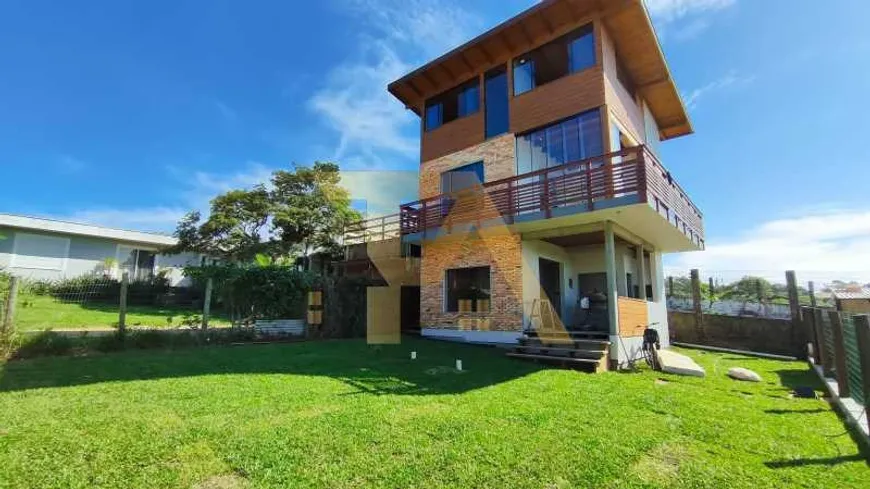 Foto 1 de Sobrado com 3 Quartos à venda, 122m² em Praia do Rosa, Imbituba