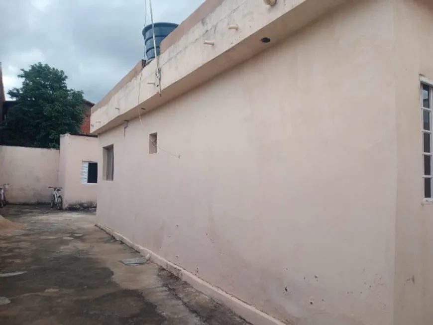 Foto 1 de Casa com 2 Quartos à venda, 200m² em Centro, Montes Claros