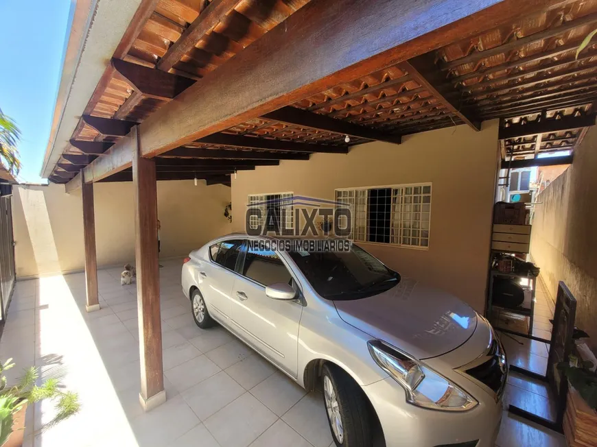 Foto 1 de Casa com 3 Quartos à venda, 162m² em Jardim das Palmeiras, Uberlândia