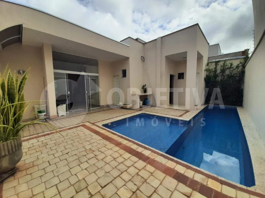 Foto 1 de Casa com 4 Quartos à venda, 236m² em Cidade Jardim, Uberlândia