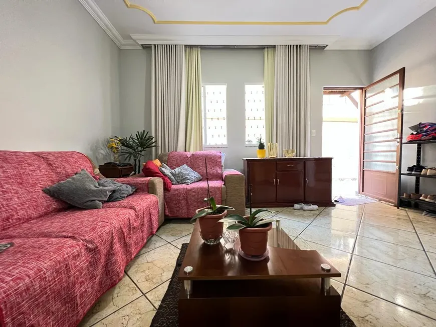 Foto 1 de Casa com 3 Quartos à venda, 72m² em Santa Rosa, Belo Horizonte