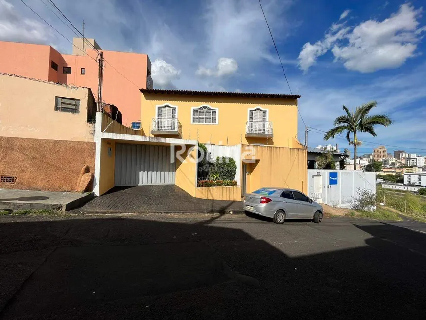 Foto 1 de Casa com 4 Quartos para alugar, 176m² em Lidice, Uberlândia