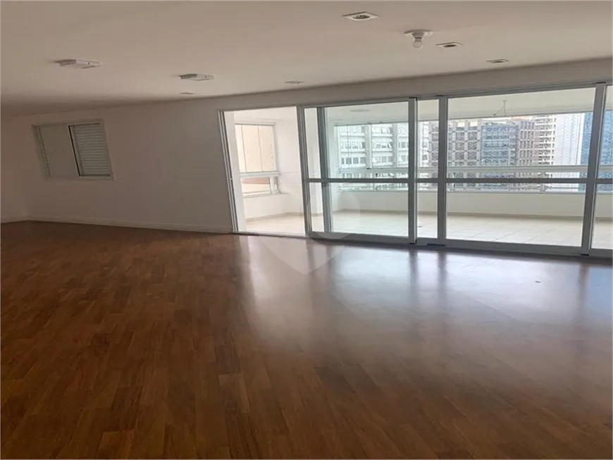 Foto 1 de Apartamento com 3 Quartos à venda, 188m² em Itaim Bibi, São Paulo