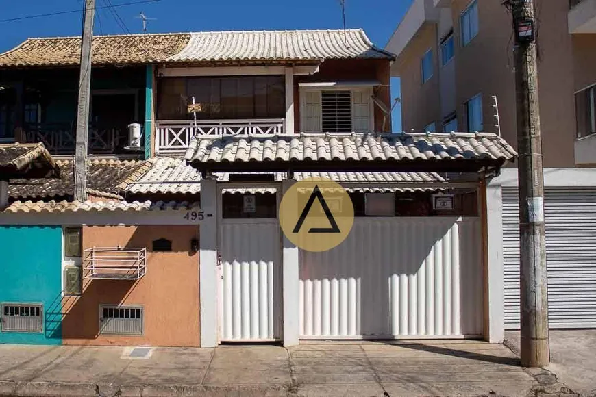 Foto 1 de Casa com 4 Quartos à venda, 180m² em Centro, Rio das Ostras