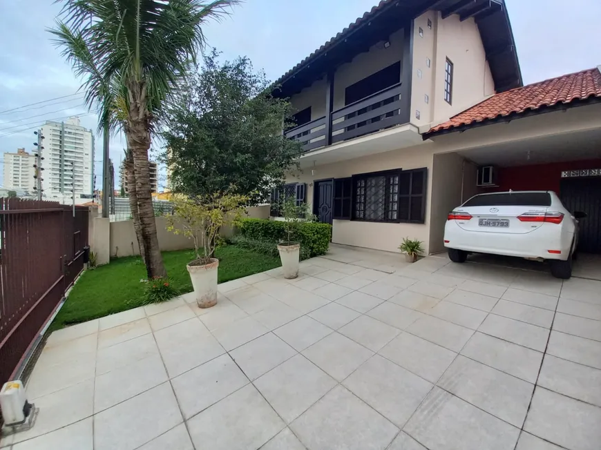 Foto 1 de Casa com 5 Quartos à venda, 270m² em Barreiros, São José