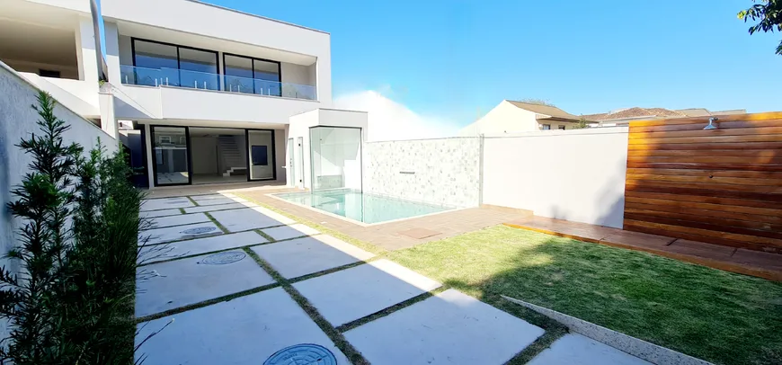 Foto 1 de Casa de Condomínio com 4 Quartos à venda, 390m² em Barra da Tijuca, Rio de Janeiro