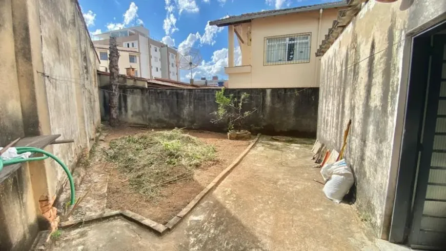 Foto 1 de Casa com 2 Quartos à venda, 162m² em Caiçaras, Belo Horizonte