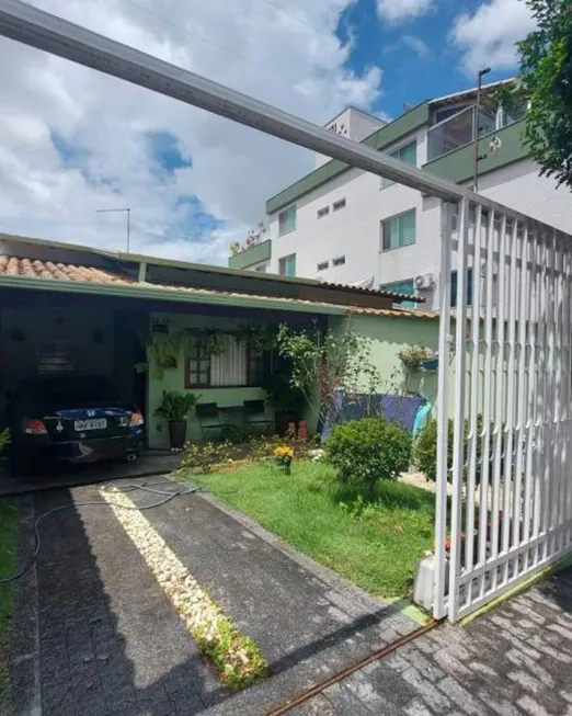 Foto 1 de Casa com 3 Quartos à venda, 180m² em Santa Amélia, Belo Horizonte