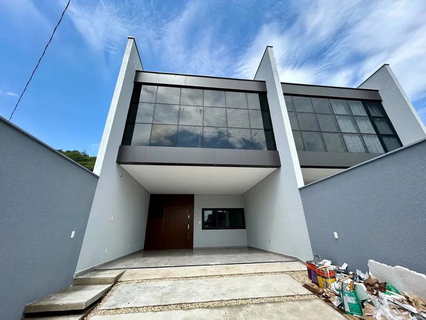 Foto 1 de Sobrado com 3 Quartos à venda, 210m² em América, Joinville