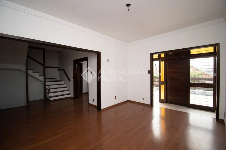 Foto 1 de Casa com 4 Quartos à venda, 310m² em Passo da Areia, Porto Alegre