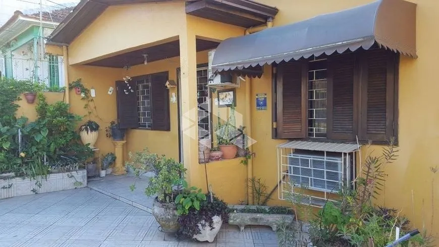 Foto 1 de Casa com 4 Quartos à venda, 172m² em Jardim Itú Sabará, Porto Alegre