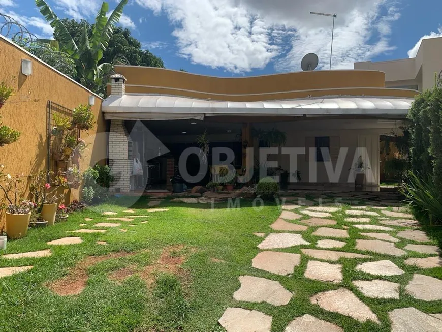 Foto 1 de Casa com 3 Quartos à venda, 200m² em Jardim Patrícia, Uberlândia