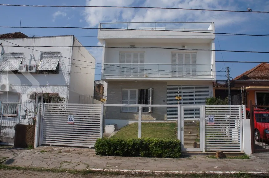 Foto 1 de Casa com 4 Quartos à venda, 250m² em Medianeira, Porto Alegre