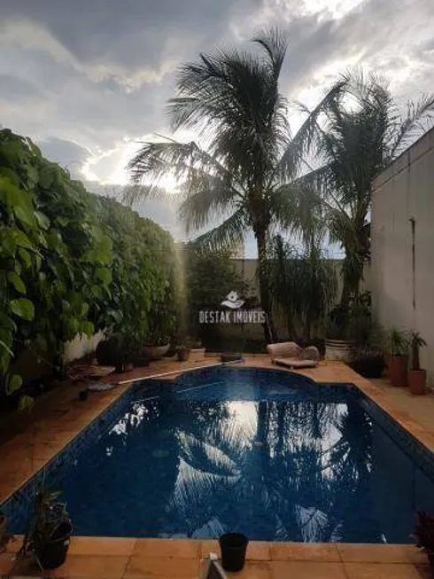 Foto 1 de Casa com 3 Quartos à venda, 250m² em Jardim Colina, Uberlândia