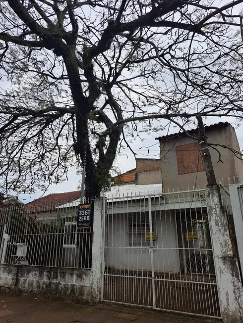 Foto 1 de Casa com 4 Quartos à venda, 80m² em Passo da Areia, Porto Alegre